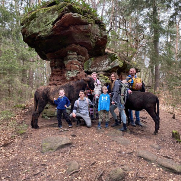 Familie beim Eselwandern vor dem kleinen Teufelstisch